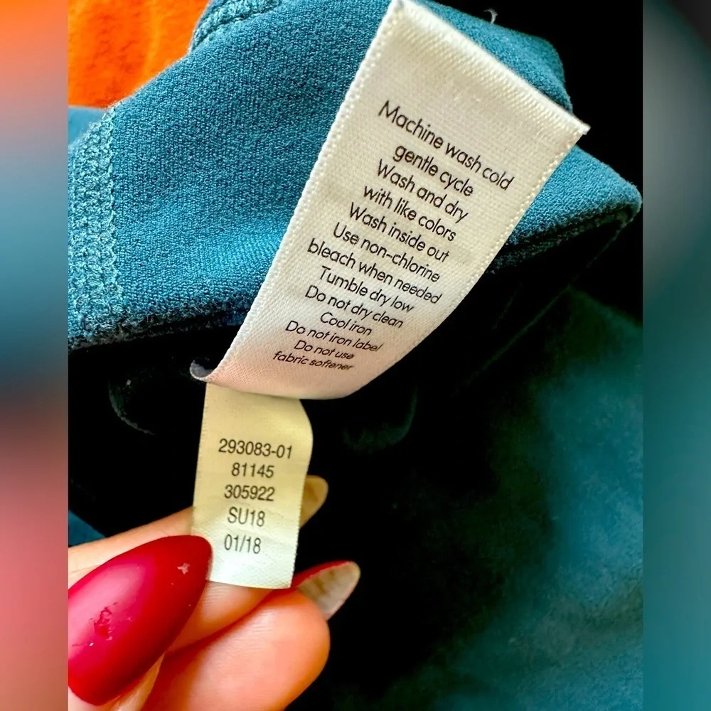 TEAL Color: Athleta Shiva 7/8 Leggings. Cut out sides. Size Small. EUC